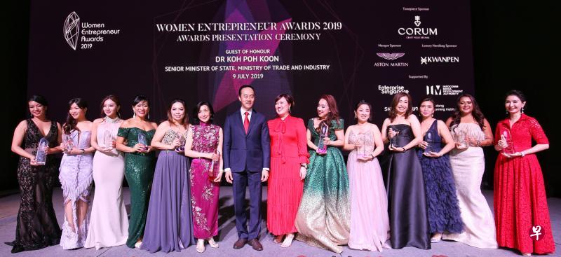 贸工部高级政务部长许宝琨医生（中）在2019年新加坡女企业家奖颁奖礼上，与获奖的12名女企业家合影。（李佳颖摄）