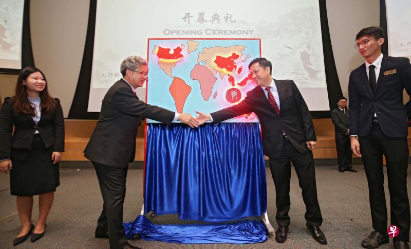 随着南洋理工大学校友事务处主任孙敏炎(左二)与亚太辩合作伙伴中国工商银行新加坡分行副总经理曹云川(右二)共同把写有“辩”字的模块放入地图中新加坡的位置,有八个国家与地区的24所高校参与的第九届亚太辩也正式开幕。(叶振忠摄) 随着南洋理工大学校友事务处主任孙敏炎(左二)与亚太辩合作伙伴中国工商银行新加坡分行副总经理曹云川(右二)共同把写有“辩”字的模块放入地图中新加坡的位置,有八个国家与地区的24所高校参与的第九届亚太辩也正式开幕。(叶振忠摄)