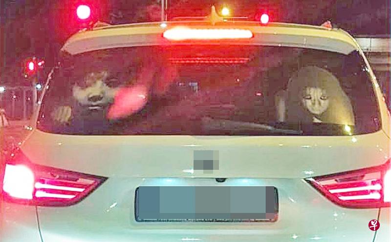 下雪的母亲开车时惊见前方宝马贴着“鬼贴纸”,险酿车祸。(受访者提供) 下雪的母亲开车时惊见前方宝马贴着“鬼贴纸”,险酿车祸。(受访者提供)