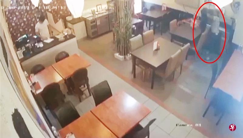 餐馆电眼画面拍到,送餐员将背包取下后用外套遮掩,带出店外。(视频截图) 餐馆电眼画面拍到,送餐员将背包取下后用外套遮掩,带出店外。(视频截图)