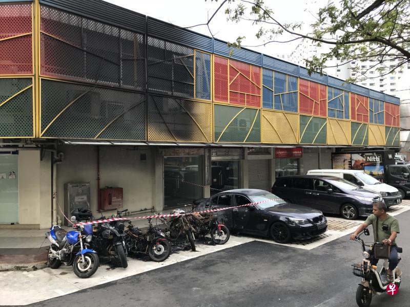 停放在文礼购物中心露天停车场的五辆电单车和一辆宝马轿车被烧毁。(档案照) 停放在文礼购物中心露天停车场的五辆电单车和一辆宝马轿车被烧毁。(档案照)