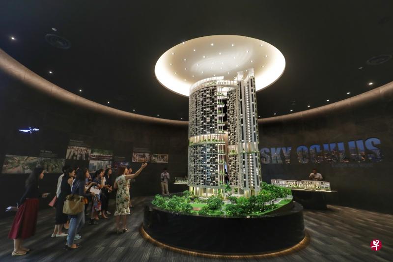 凯德集团周四(11日)邀请媒体参观One Pearl Bank展销厅,项目由两座39层楼高弧形大楼组成,共有774个单位。(林国明摄) 凯德集团周四(11日)邀请媒体参观One Pearl Bank展销厅,项目由两座39层楼高弧形大楼组成,共有774个单位。(林国明摄)