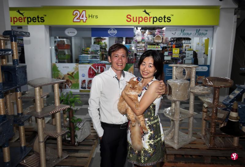 吴添发(左)和妻子洪福娣联合创立24小时宠物产品店。客户弃养的猫儿Cuddles,如今成了他所开创的一款猫产品品牌包装上的“模特儿”。(李薇摄) 吴添发(左)和妻子洪福娣联合创立24小时宠物产品店。客户弃养的猫儿Cuddles,如今成了他所开创的一款猫产品品牌包装上的“模特儿”。(李薇摄)