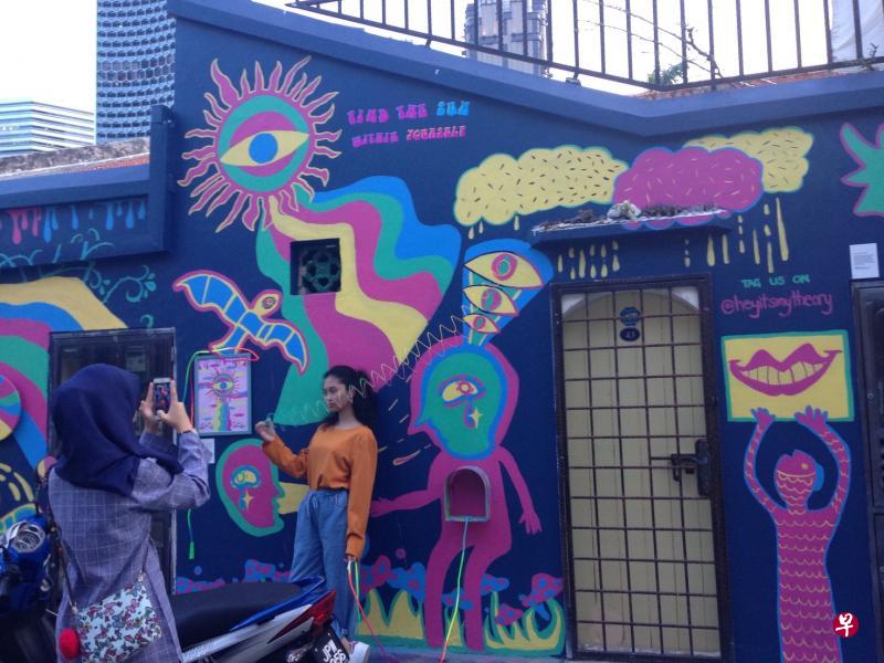 本地第一个户外画廊:格南画廊壁画吸引访客打卡拍照。 本地第一个户外画廊:格南画廊壁画吸引访客打卡拍照。