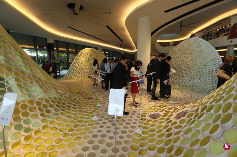 新加坡科技设计大学的时间囊艺术装置装有33样物品,当中包括师生的创作与发明,展现新科大的创新精神。(吴伟国摄) 新加坡科技设计大学的时间囊艺术装置装有33样物品,当中包括师生的创作与发明,展现新科大的创新精神。(吴伟国摄)