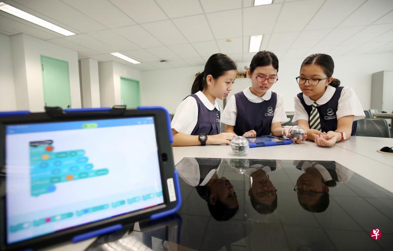 明年起，所有四年级至六年级的小学生须在学校参与长达10小时的编码增益课程，培养计算思维能力。图为莱佛士女子小学的学生学习运用编码工具操作机器球。（李佳颖摄）