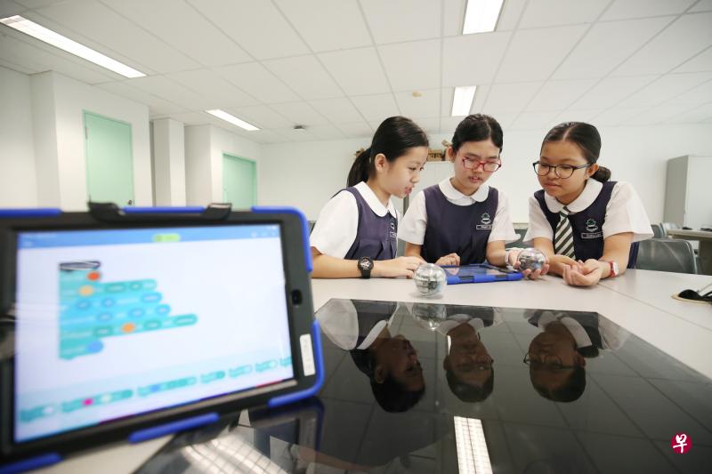 明年起,所有四年级至六年级的小学生须在学校参与长达10小时的编码增益课程,培养计算思维能力。图为莱佛士女子小学的学生学习运用编码工具操作机器球。(李佳颖摄) 明年起,所有四年级至六年级的小学生须在学校参与长达10小时的编码增益课程,培养计算思维能力。图为莱佛士女子小学的学生学习运用编码工具操作机器球。(李佳颖摄)