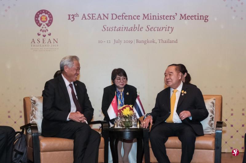 到曼谷出席第13届亚细安国防部长会议的国防部长黄永宏(左),借机与泰国副首相兼国防部长巴维(右)会面。(国防部提供) 到曼谷出席第13届亚细安国防部长会议的国防部长黄永宏(左),借机与泰国副首相兼国防部长巴维(右)会面。(国防部提供)