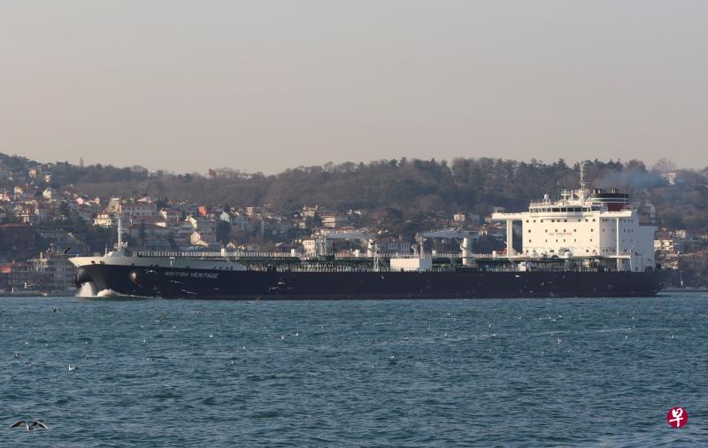 英国油槽船英国遗产号周三在霍尔木兹海峡险遭可疑快艇扣查。(路透社) 英国油槽船英国遗产号周三在霍尔木兹海峡险遭可疑快艇扣查。(路透社)