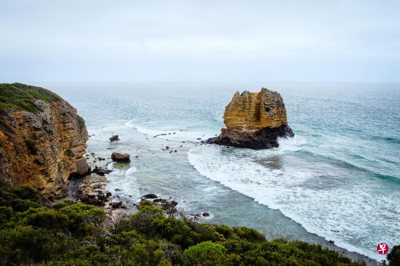 从小红帽灯塔看海边的礁石。 从小红帽灯塔看海边的礁石。