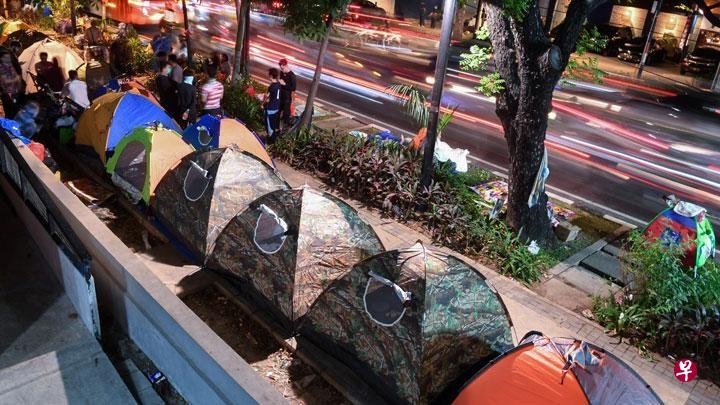 在中雅加达,近两周来街道旁出现了很多帐篷,许多海外难民从难民营迁到这里。(互联网) 在中雅加达,近两周来街道旁出现了很多帐篷,许多海外难民从难民营迁到这里。(互联网)