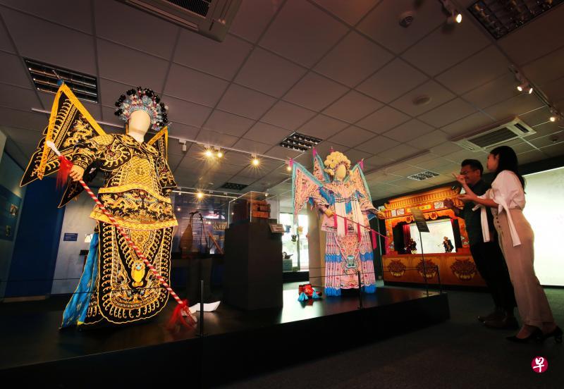 牛车水一带的地方戏曲主要是粤剧,戏服一大特点是有精美华丽的刺绣。这两套由国家文物局提供的戏服,一般是男女武将专用。(李佳颖摄) 牛车水一带的地方戏曲主要是粤剧,戏服一大特点是有精美华丽的刺绣。这两套由国家文物局提供的戏服,一般是男女武将专用。(李佳颖摄)