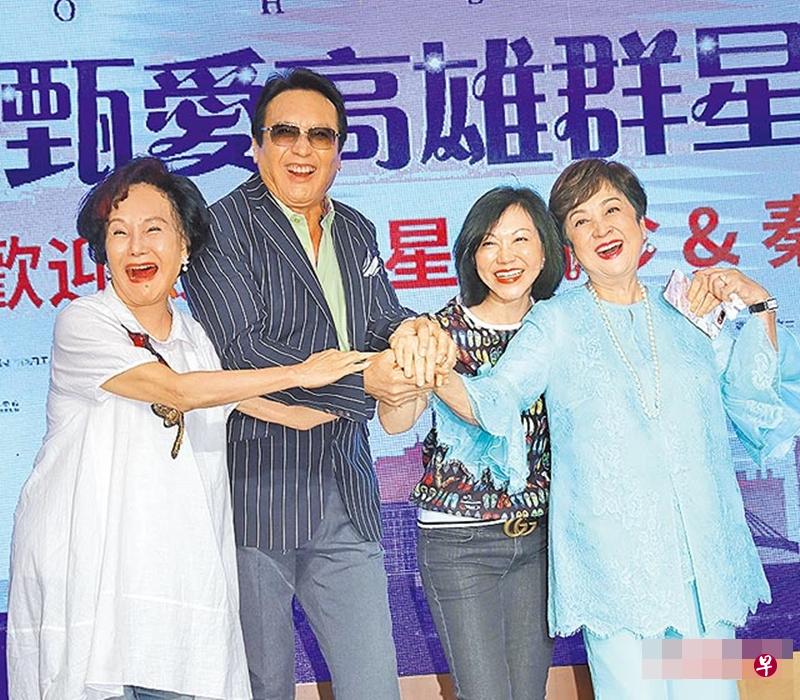 秦祥林(左二起)带着夫人曹昌莉专程返台支持甄珍,左为胡锦。(互联网) 秦祥林(左二起)带着夫人曹昌莉专程返台支持甄珍,左为胡锦。(互联网)