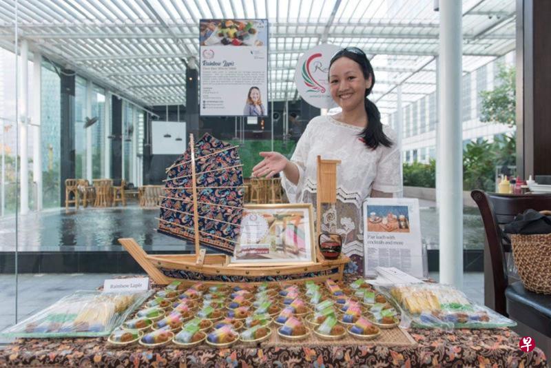 糕粿群英会的发起人沈斐琳经常在海内外推广南洋糕粿,希望国人欣赏这门精致手艺。(新加坡管理大学提供) 糕粿群英会的发起人沈斐琳经常在海内外推广南洋糕粿,希望国人欣赏这门精致手艺。(新加坡管理大学提供)
