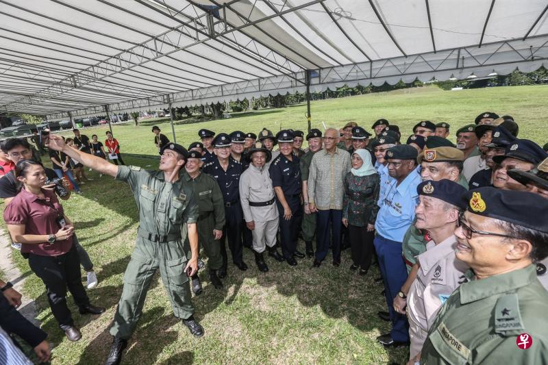 哈莉玛总统与夫婿同参与机动部队表演的参与者合影,其中包括约35名立国一代的军人、警察以及民防人员。(梁伟康摄) 哈莉玛总统与夫婿同参与机动部队表演的参与者合影,其中包括约35名立国一代的军人、警察以及民防人员。(梁伟康摄)