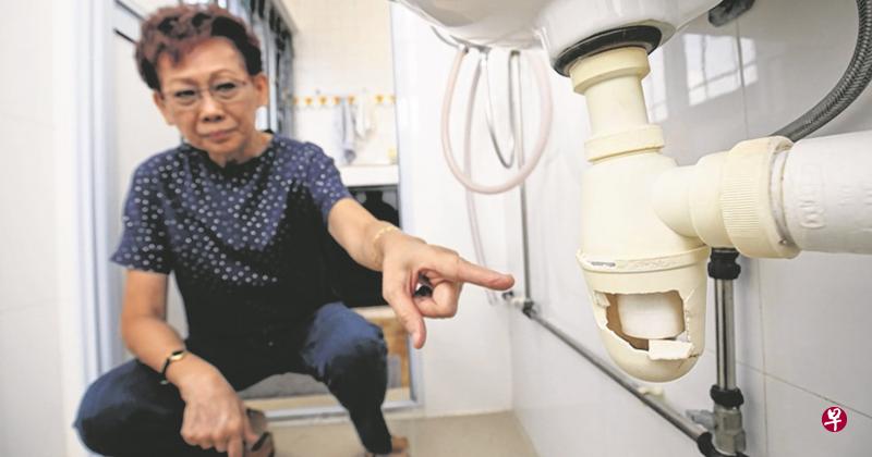 李女士发现厕所内洗脸盆的排水管已爆裂。 李女士发现厕所内洗脸盆的排水管已爆裂。