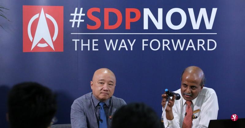 民主党今天在总部推介教育政策计划,主讲人为党主席淡马亚教授(右)以及新入党的方月光。(梁麒麟摄) 民主党今天在总部推介教育政策计划,主讲人为党主席淡马亚教授(右)以及新入党的方月光。(梁麒麟摄)