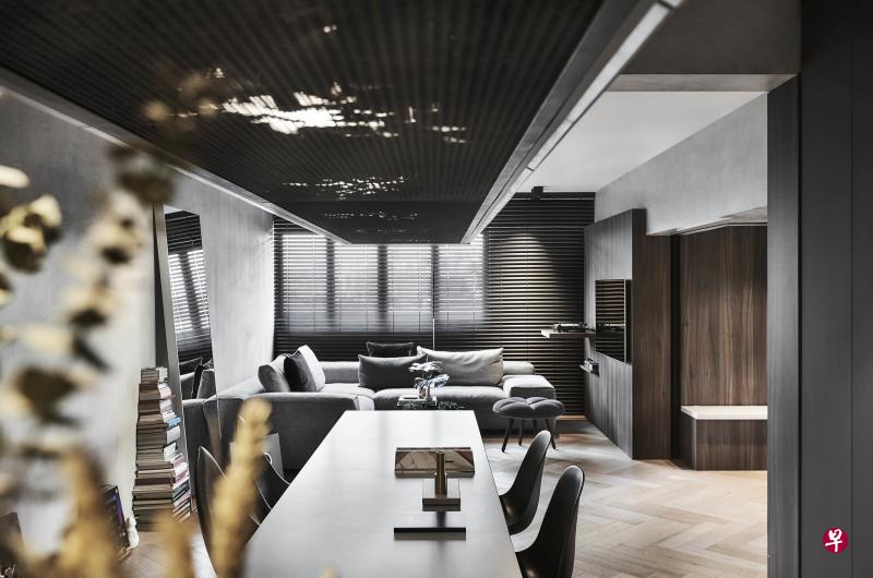 深褐实木地板和美耐板、灰色家具、黑色边框等,反映出屋主“不怕黑”的偏好。 深褐实木地板和美耐板、灰色家具、黑色边框等,反映出屋主“不怕黑”的偏好。