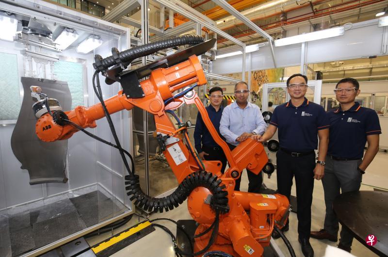 新加坡科技研究局同罗尔斯·罗伊斯及新加坡飞机机械服务有限公司的联合研究室成立不到两年,便有两个研发成品获正式采用,包括图中这款能自动为飞机引擎叶漆上硬化剂的智能器材。图为(左起)KA工业工程经理杨耀麟、罗尔斯·罗伊斯总裁(东南亚、太平洋及韩国)班古、新科研先进再制造与科技中心总裁廖光荣博士以及联合实验室主任王溦博士。(邬福梁摄) 新加坡科技研究局同罗尔斯·罗伊斯及新加坡飞机机械服务有限公司的联合研究室成立不到两年,便有两个研发成品获正式采用,包括图中这款能自动为飞机引擎叶漆上硬化剂的智能器材。图为(左起)KA工业工程经理杨耀麟、罗尔斯·罗伊斯总裁(东南亚、太平洋及韩国)班古、新科研先进再制造与科技中心总裁廖光荣博士以及联合实验室主任王溦博士。(邬福梁摄)