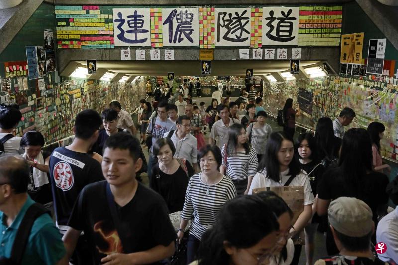 位于港铁大埔墟站外的“连侬隧道”,墙面被示威者贴满了便利贴和海报。(法新社) 位于港铁大埔墟站外的“连侬隧道”,墙面被示威者贴满了便利贴和海报。(法新社)