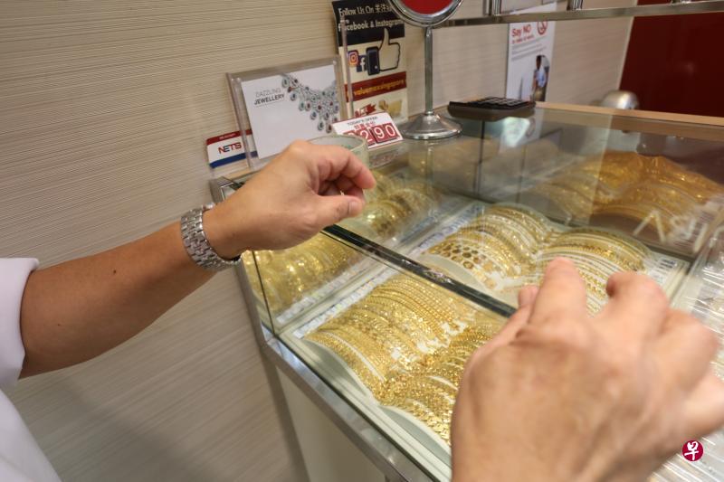 嫌犯干案时拿着菜刀砸当铺内的玻璃展示柜,没想到菜刀在刀刃处断成两截,玻璃橱窗的角头则缺了一块。(陈斌勤摄) 嫌犯干案时拿着菜刀砸当铺内的玻璃展示柜,没想到菜刀在刀刃处断成两截,玻璃橱窗的角头则缺了一块。(陈斌勤摄)