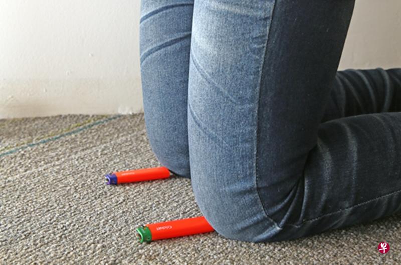 被告命女友跪打火机。(示意图) 被告命女友跪打火机。(示意图)