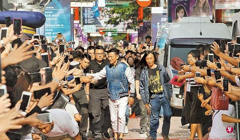 刘德华与导演邱礼涛昨在西门町出席新片《扫毒2 天地对决》封街见面会。(互联网) 刘德华与导演邱礼涛昨在西门町出席新片《扫毒2 天地对决》封街见面会。(互联网)