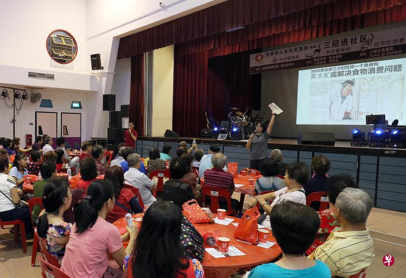 “陪你看报纸”活动于2018年3月24日在蔡厝港民众俱乐部举行。(档案照) “陪你看报纸”活动于2018年3月24日在蔡厝港民众俱乐部举行。(档案照)