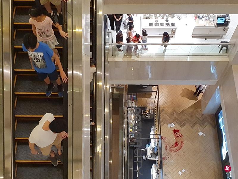 一名男子不知何故从义安城商场的三楼坠至商场地下二层。(林泽锐摄) 一名男子不知何故从义安城商场的三楼坠至商场地下二层。(林泽锐摄)