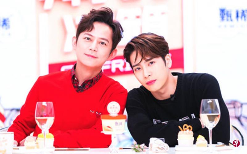 王嘉尔(右)与中国“综艺主持一哥”何炅(左)搭档主持《拜托了冰箱》。(互联网) 王嘉尔(右)与中国“综艺主持一哥”何炅(左)搭档主持《拜托了冰箱》。(互联网)