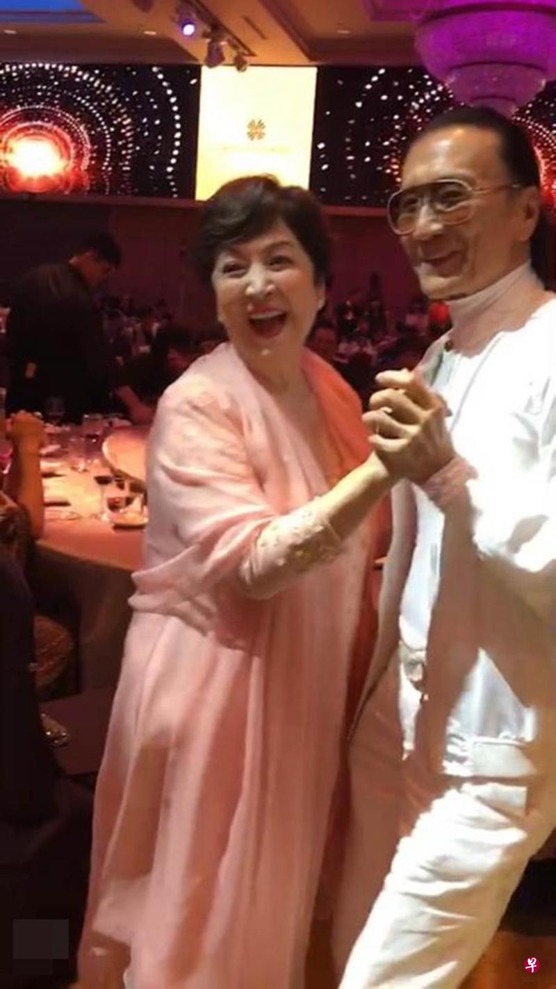 谢贤(右)在前天的晚宴上牵起甄珍的手共舞。(互联网) 谢贤(右)在前天的晚宴上牵起甄珍的手共舞。(互联网)