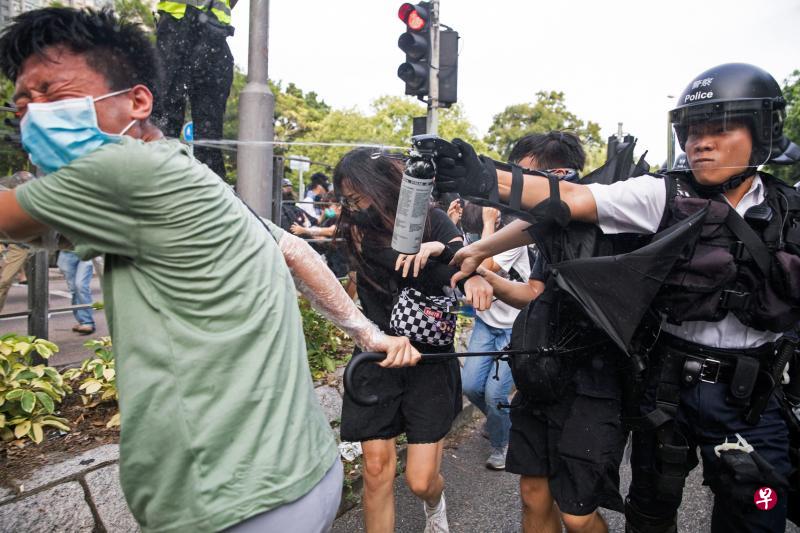 香港“光复上水”游行结束后现场爆发激烈警民冲突,图为防暴警察发射胡椒喷雾驱散示威者。(彭博社) 香港“光复上水”游行结束后现场爆发激烈警民冲突,图为防暴警察发射胡椒喷雾驱散示威者。(彭博社)
