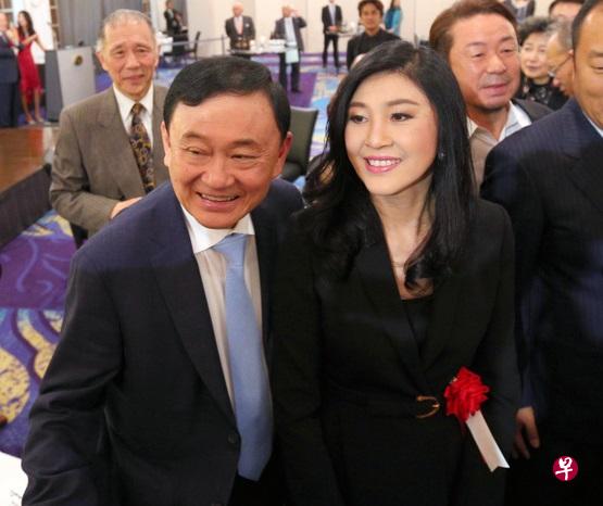 泰国前首相达信(左)与其妹妹英叻。(互联网) 泰国前首相达信(左)与其妹妹英叻。(互联网)