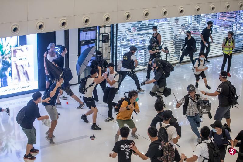 香港警方与反修例示威者14日在沙田新城市中心内爆发冲突(彭博社) 香港警方与反修例示威者14日在沙田新城市中心内爆发冲突(彭博社)