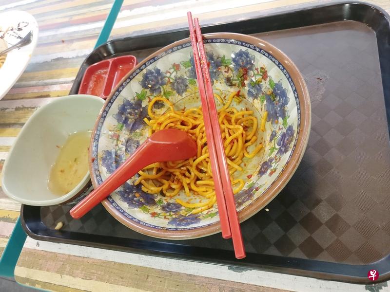 男子在咖啡店吃食客剩余食物,行径掀起热议。(面簿照片) 男子在咖啡店吃食客剩余食物,行径掀起热议。(面簿照片)