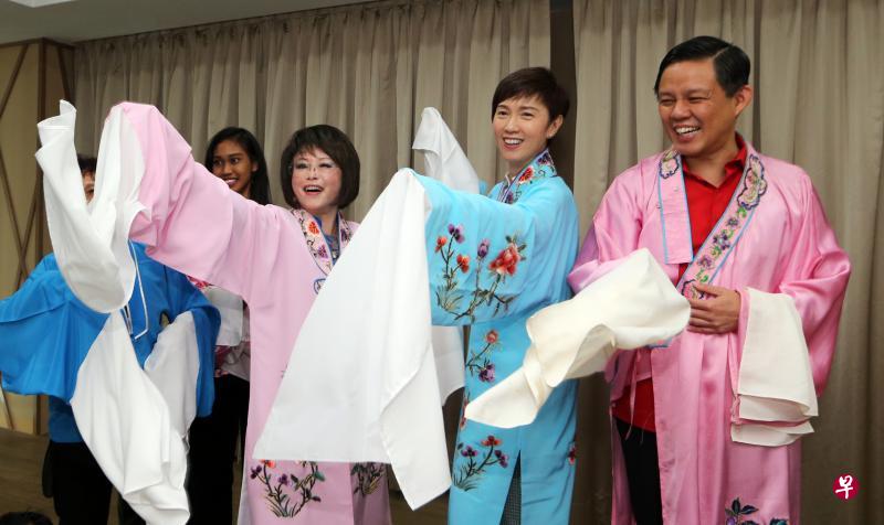 贸工部长陈振声（右一）以主宾身份为牛车水民众俱乐部主持重新启用仪式后，参观民众俱乐部传统戏曲兴趣小组的课室，同特别嘉宾人力部长杨莉明（右二），以及惹兰勿刹集选区议员梁莉莉医生（右三）一起套上戏服舞动水袖合照。（邬福梁摄）