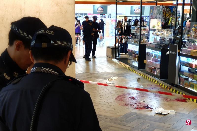 警员到场后封锁男子倒卧现场附近,进行调查。(林泽锐摄) 警员到场后封锁男子倒卧现场附近,进行调查。(林泽锐摄)