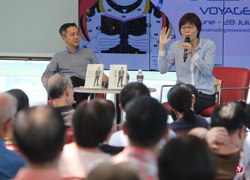 荣誉国务资政吴作栋授权传记《高难任务》作者白胜晖(左)昨天和新加坡报业控股华文媒体集团社长李慧玲在阅读节2019活动上,向到场的百余名读者分享这本书给他们的启发和思考。(邬福梁摄) 荣誉国务资政吴作栋授权传记《高难任务》作者白胜晖(左)昨天和新加坡报业控股华文媒体集团社长李慧玲在阅读节2019活动上,向到场的百余名读者分享这本书给他们的启发和思考。(邬福梁摄)