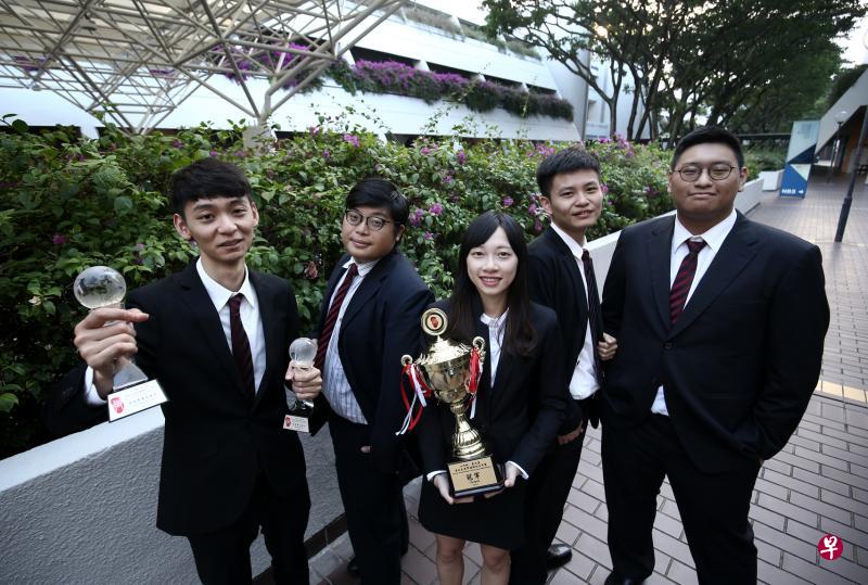 台湾东吴大学辩手(左起)林圣伟、胡善咏、刘晴瑄、刘岳轩和吕沂洋赢得第九届亚太大专华语辩论公开赛冠军,林圣伟还夺下全场最佳辩手和总决赛最佳辩手奖项。(陈渊庄摄) 台湾东吴大学辩手(左起)林圣伟、胡善咏、刘晴瑄、刘岳轩和吕沂洋赢得第九届亚太大专华语辩论公开赛冠军,林圣伟还夺下全场最佳辩手和总决赛最佳辩手奖项。(陈渊庄摄)