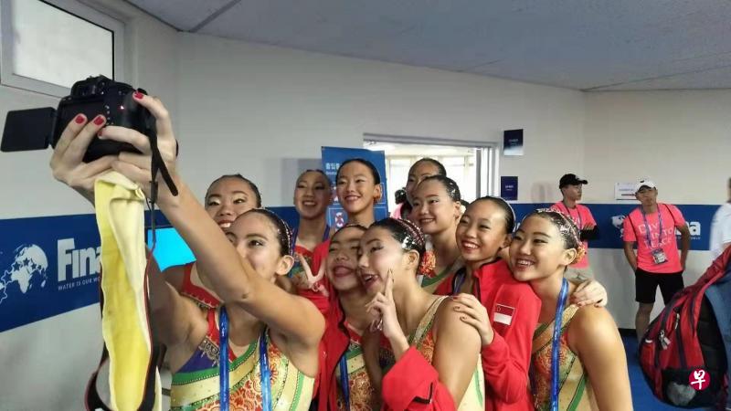 我国花样游泳队员赛前俏皮自拍。(王慧摄) 我国花样游泳队员赛前俏皮自拍。(王慧摄)