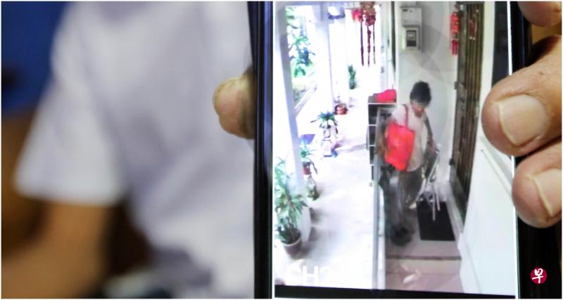 电眼拍到手拿着花雨伞、右肩背着粉红购物袋的阿嫲,将门口的一张白钢折椅顺手牵羊拿走。 电眼拍到手拿着花雨伞、右肩背着粉红购物袋的阿嫲,将门口的一张白钢折椅顺手牵羊拿走。