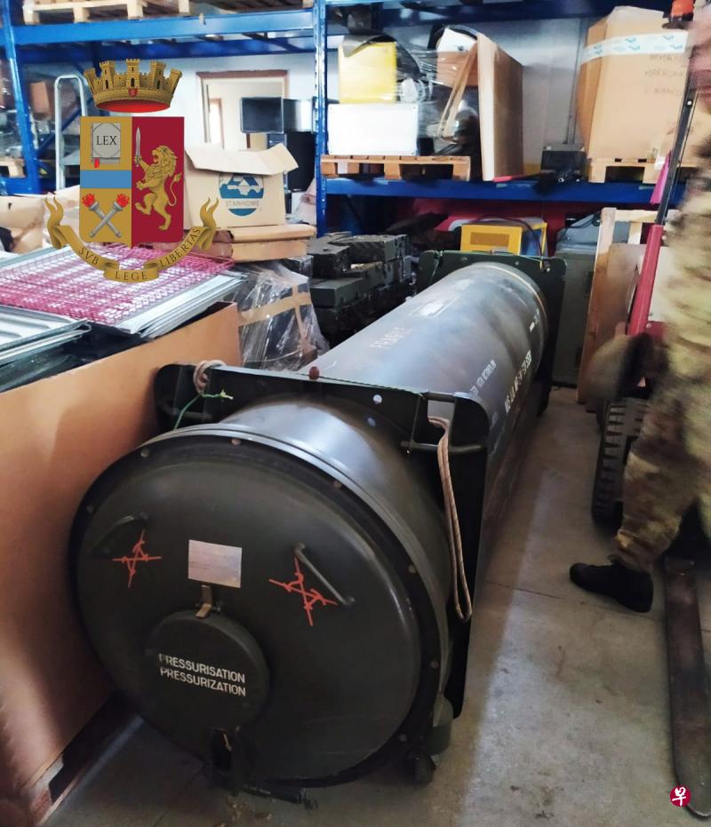 2019年7月15日,意大利警察在都灵突击检查新纳粹同情者时缴获空对空导弹等重型武器。(路透社) 2019年7月15日,意大利警察在都灵突击检查新纳粹同情者时缴获空对空导弹等重型武器。(路透社)