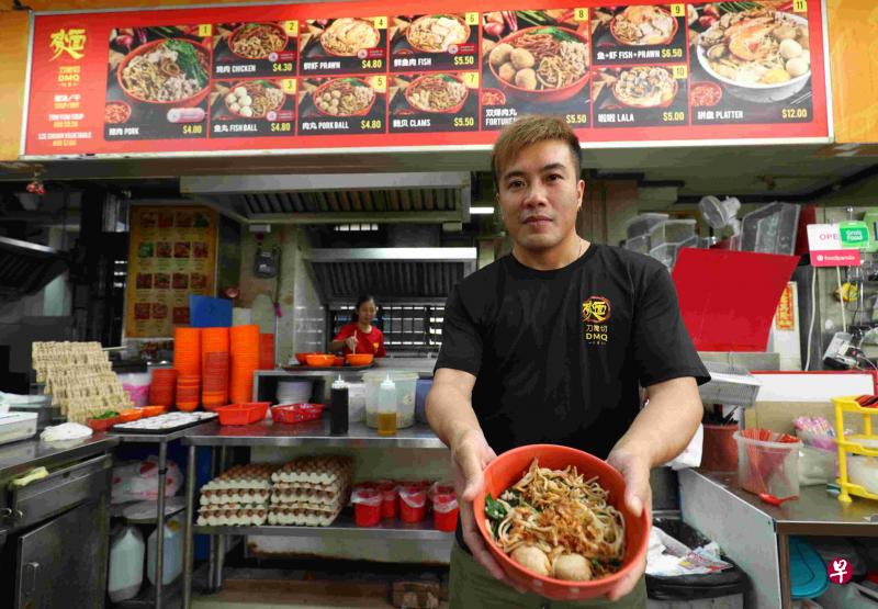 从面团、高汤到辣椒酱,白福文都亲力亲为制作。 从面团、高汤到辣椒酱,白福文都亲力亲为制作。