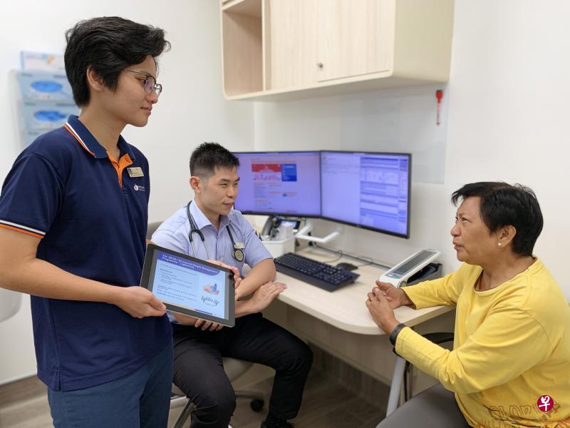 在“轻盈人生”项目下,国立健保集团综合诊疗所的医疗团队,如保健促进及预防护理处顾问苏盈华(左)和家庭医生陈第豪(中)等,会协助像莎达的病患管理体重,进而改善健康情况。(国立健保集团综合诊疗所提供) 在“轻盈人生”项目下,国立健保集团综合诊疗所的医疗团队,如保健促进及预防护理处顾问苏盈华(左)和家庭医生陈第豪(中)等,会协助像莎达的病患管理体重,进而改善健康情况。(国立健保集团综合诊疗所提供)