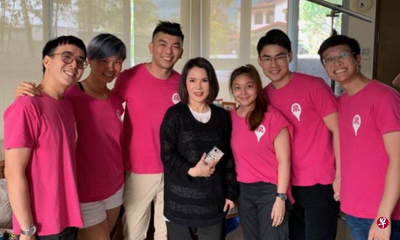 黄莺莺(左四)和陈子谦(左三)及工作团队合照。(照片陈子谦提供 ) 黄莺莺(左四)和陈子谦(左三)及工作团队合照。(照片陈子谦提供 )