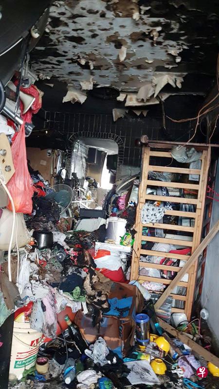 沈梅璧在住家堆积杂物,只留下一条小走道。 (档案照) 沈梅璧在住家堆积杂物,只留下一条小走道。 (档案照)