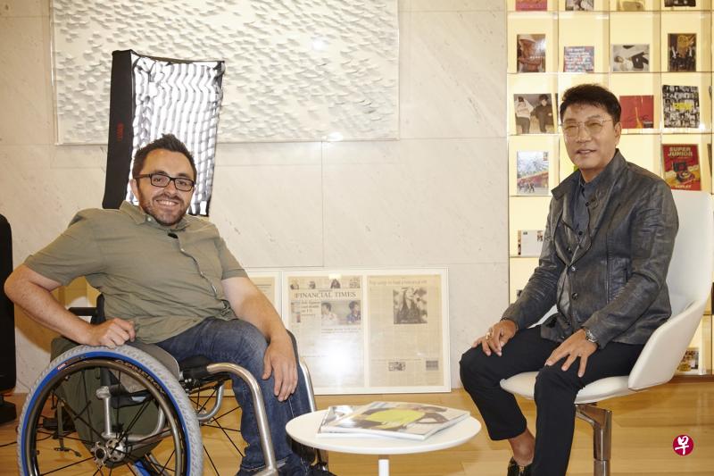 BBC主持人James Ballardie日前约访SM创始人李秀满,针对K-pop进行了深度对话。(照片提供:SM Entertainment) BBC主持人James Ballardie日前约访SM创始人李秀满,针对K-pop进行了深度对话。(照片提供:SM Entertainment)