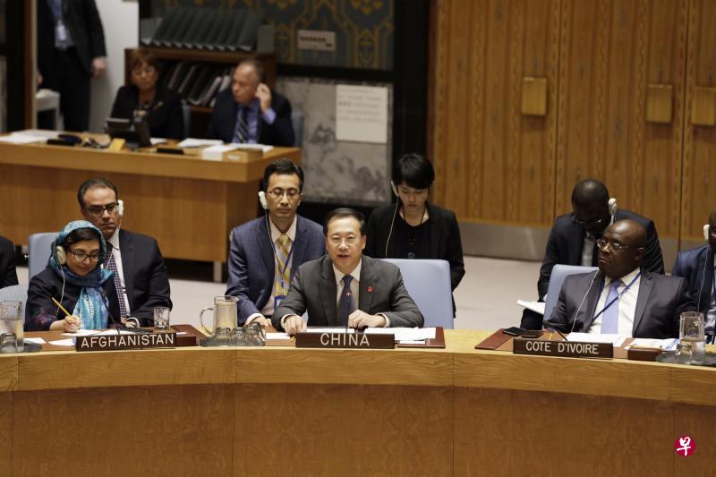 马朝旭(前排中)担任中国常驻联合国代表仅一年半,就转任外交部副部长。(新华社) 马朝旭(前排中)担任中国常驻联合国代表仅一年半,就转任外交部副部长。(新华社)