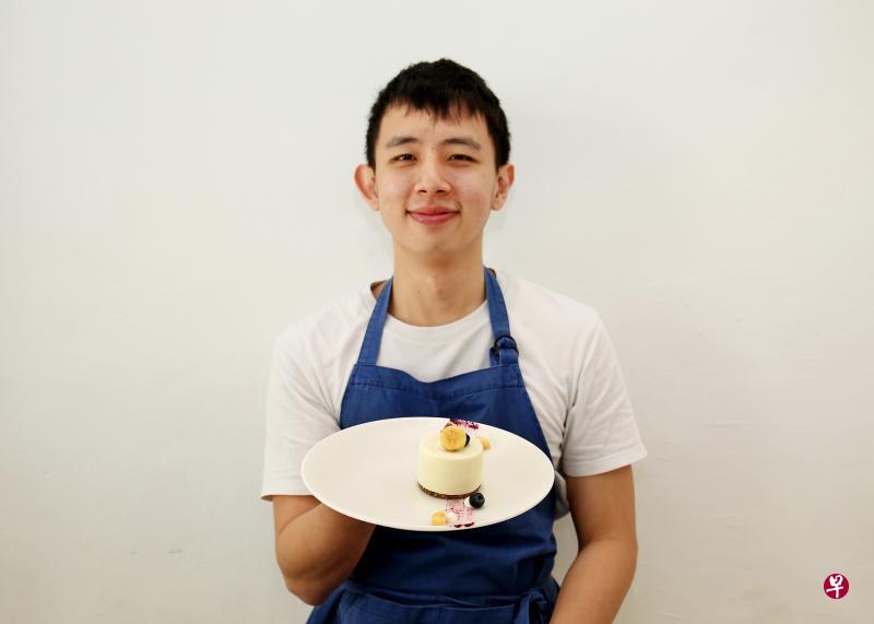 糕点师李英铨认为,制作甜点时保持心情愉快,顾客吃了才会觉得高兴。 糕点师李英铨认为,制作甜点时保持心情愉快,顾客吃了才会觉得高兴。