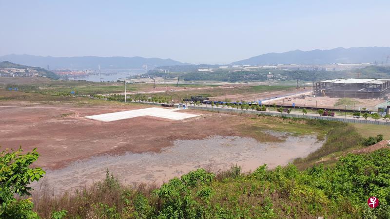 图为今年4月底从高处拍摄的中新(重庆)多式联运示范基地所在地。左上角远处为果园港。(王纬温摄) 图为今年4月底从高处拍摄的中新(重庆)多式联运示范基地所在地。左上角远处为果园港。(王纬温摄)